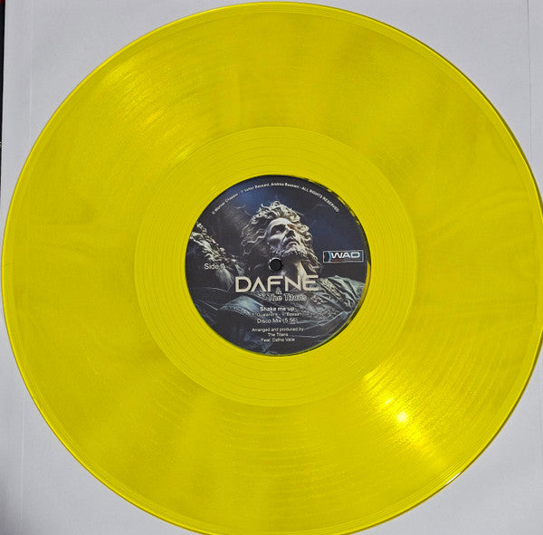 Dafne & The Titans – Shake Me Up